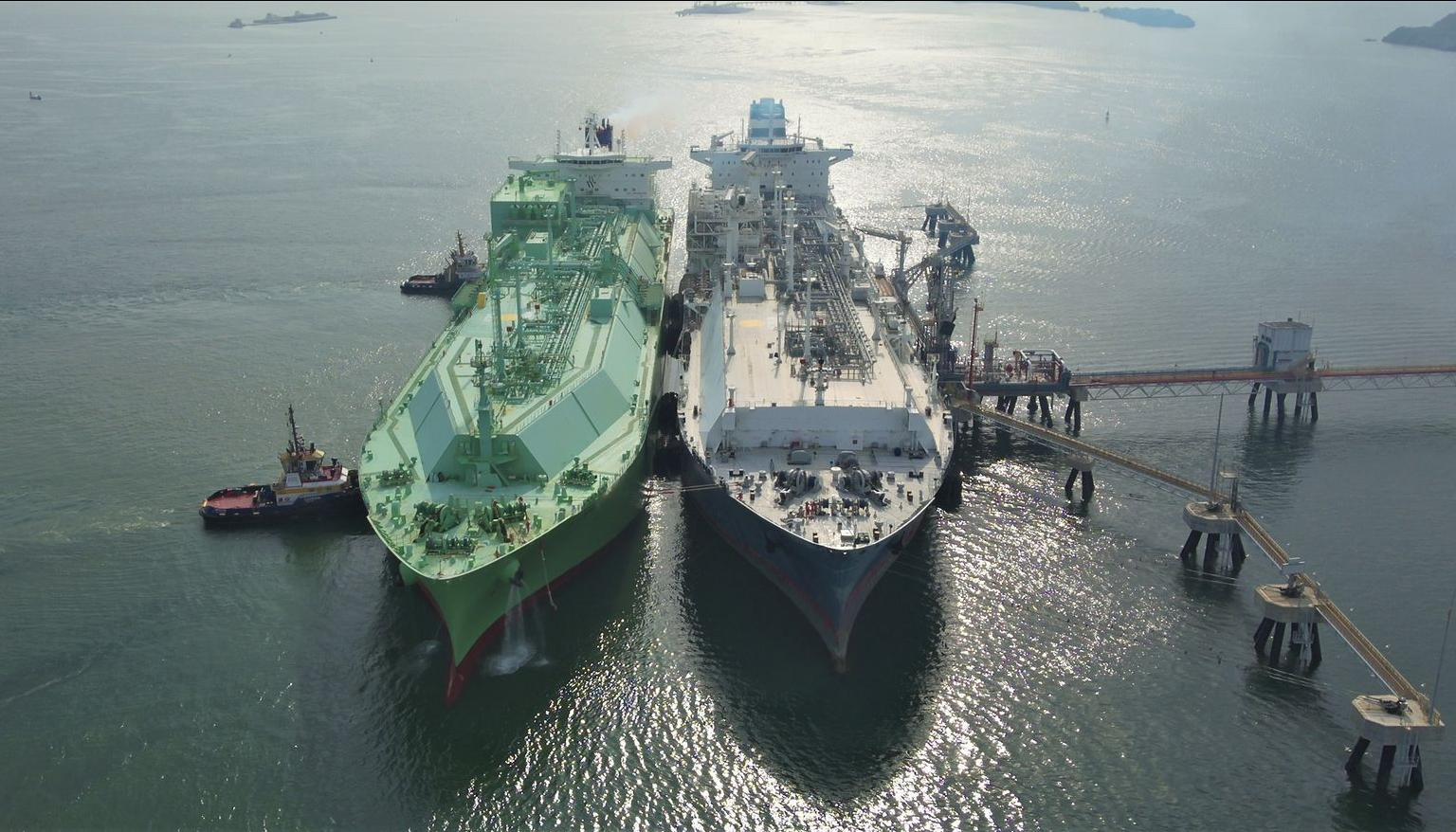 Dos de los buques con Gas Natural Licuado en la terminal de la compañía SPEC-LNG de Cartagena
