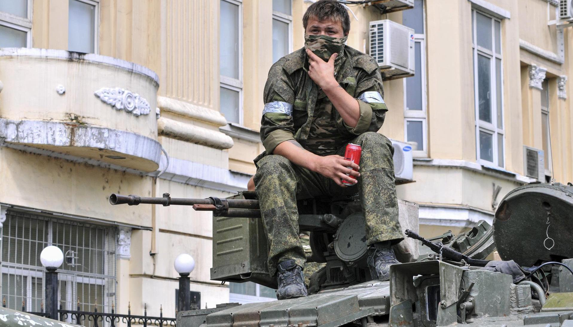 Miembro del amotinado grupo de mercenarios rusos Wagner encima de un blindado en cercanías de la ciudad de Rostov, en el sur de Rusia.