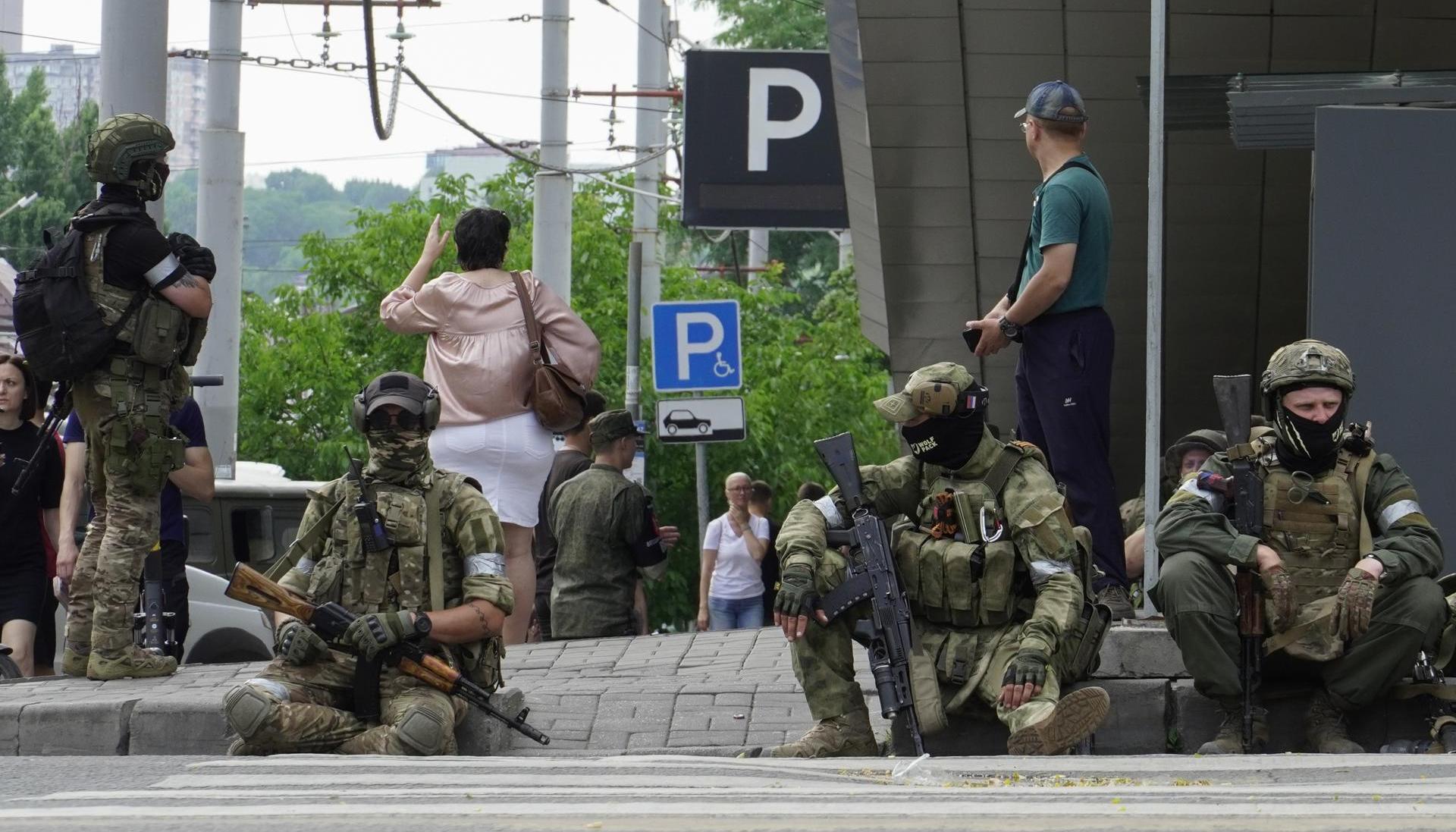 Militares del grupo mercenario Wagner vigilan la ciudad de Rostov, sur de Rusia