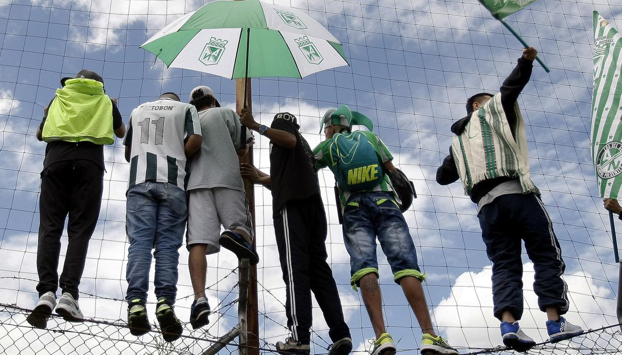 Los aficionados detenidas tenían en su poder bolsas de cocaína, armas blancas y bebidas alcohólicas. 