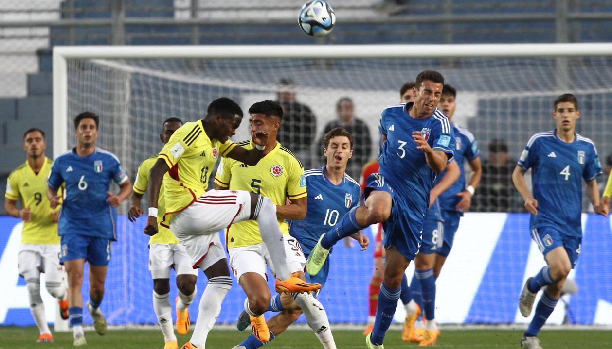 Jhojan Torres, autor del gol de descuento para Colombia, disputa el balón con Riccardo Turicchia.