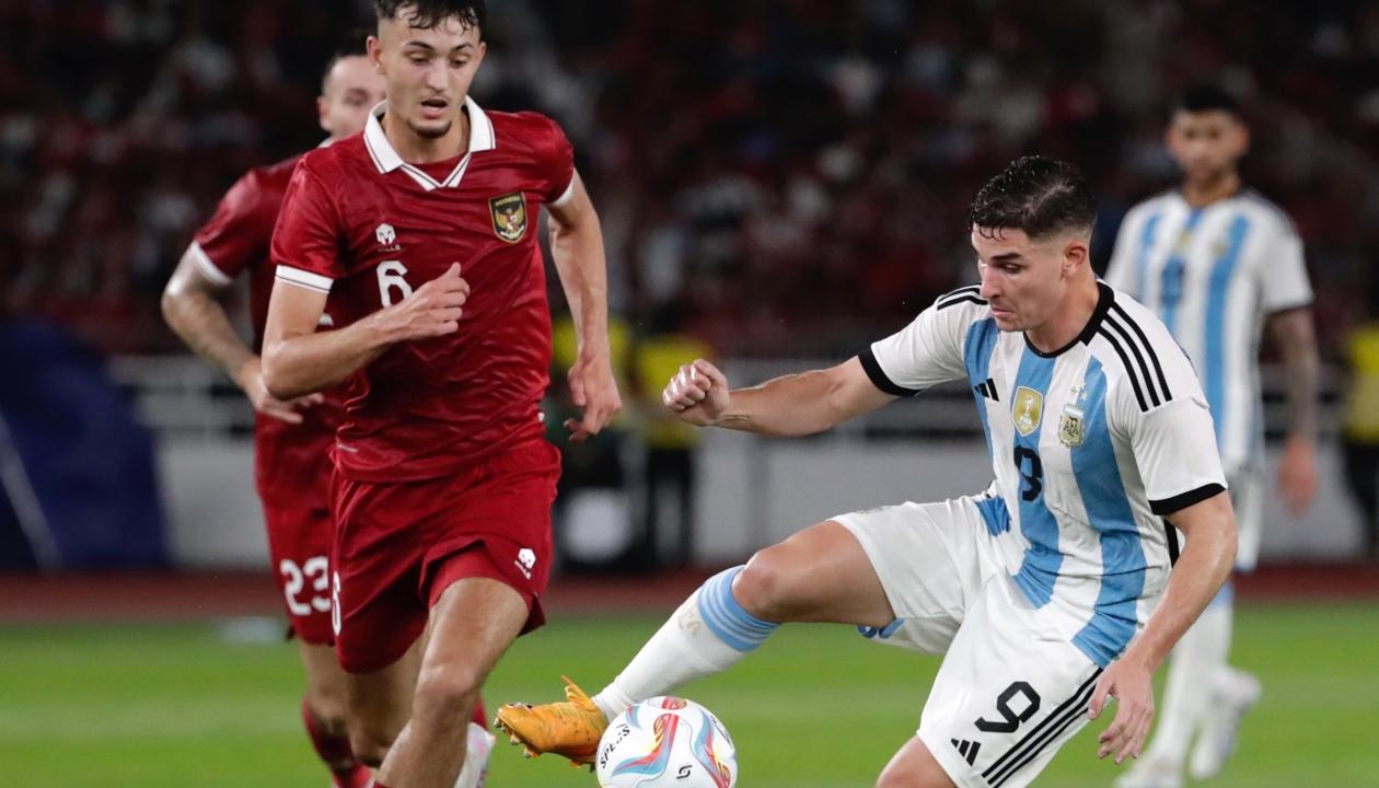 Julián Alvarez, delantero de Argentina, durante el partido contra Indonesia. 