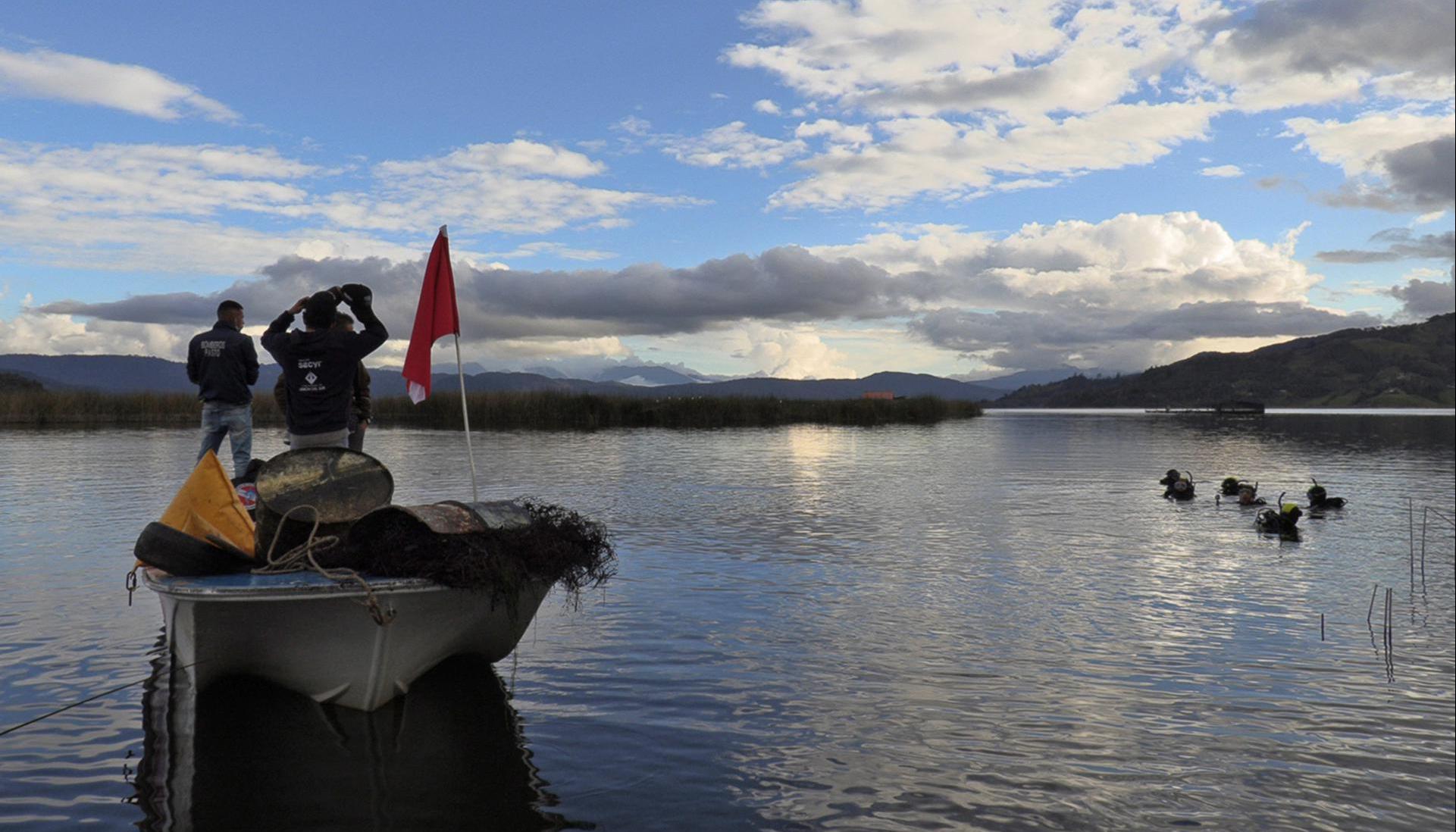 Buzos extraen basura de la laguna de La Cocha en El Encano en Nariño