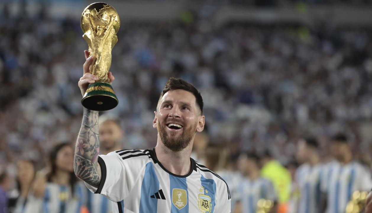 Lionel Messi con la Copa del Mundo que ganó en Catar 2022. 