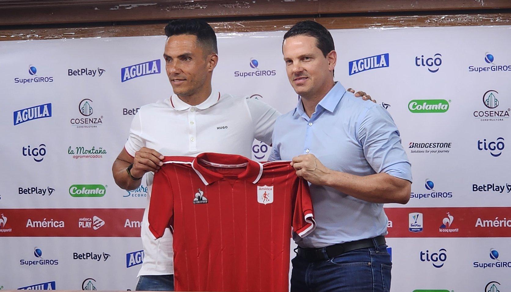 Lucas González fue presentado por el presidente del América, Mauricio Romero.