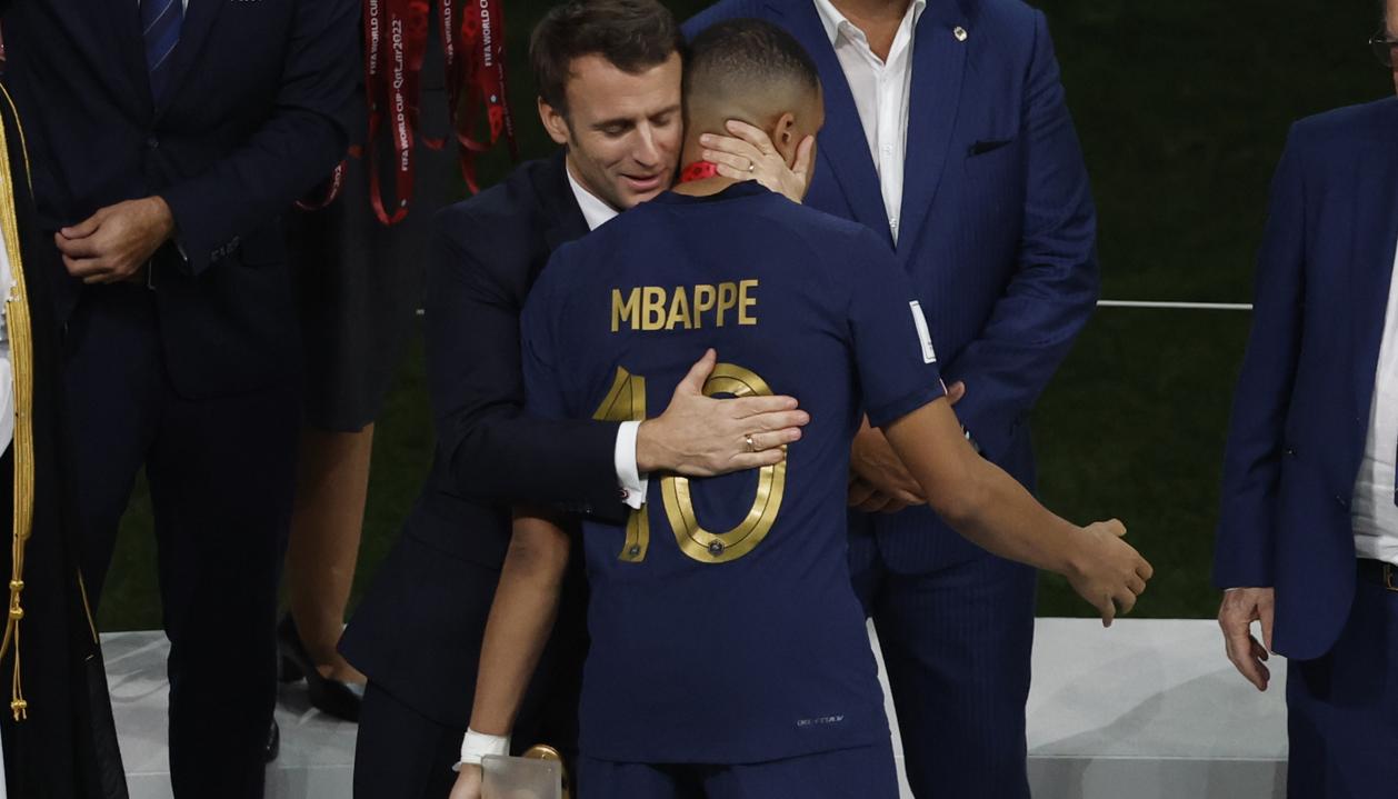 Emmanuel Macron consuela a Mbappé tras perder la final del Mundial con Argentina.