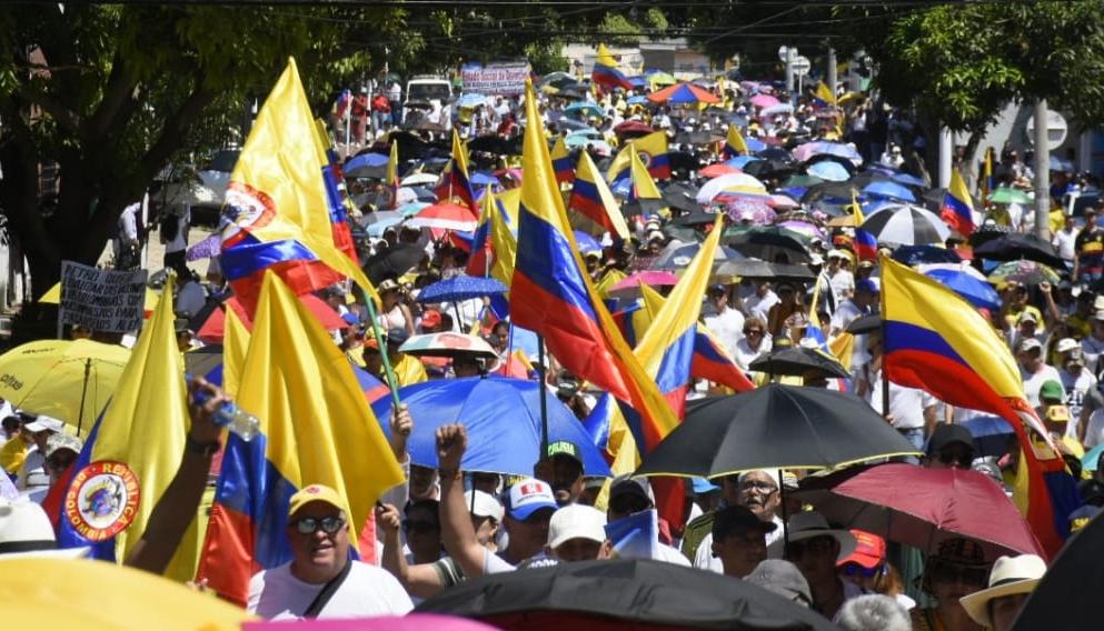 Los opositores al gobierno Petro salieron a marchar desafiando la alta temperatura.