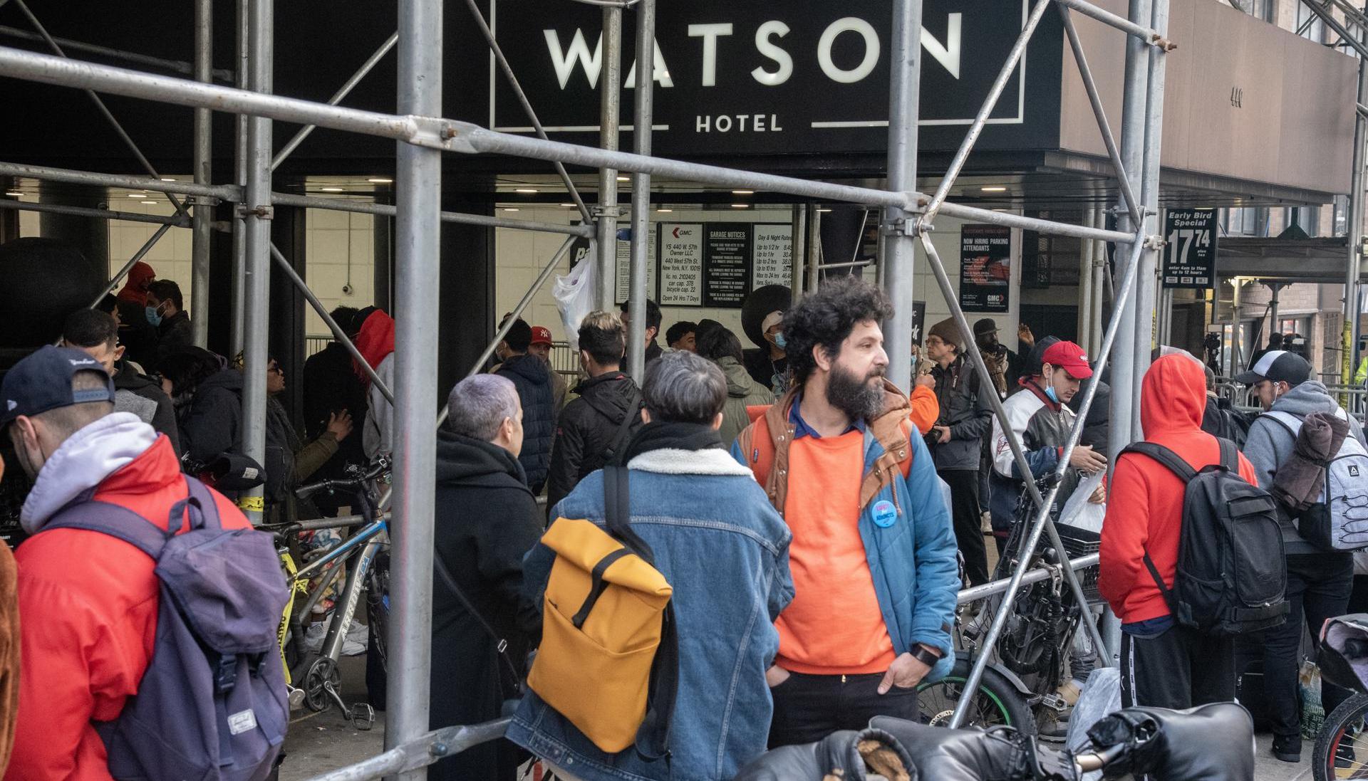  Migrantes que han estado alojados temporalmente en The Watson Hotel en Nueva York