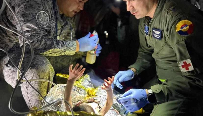 Uno de los menores atendido por fuerzas militares tras su rescate.