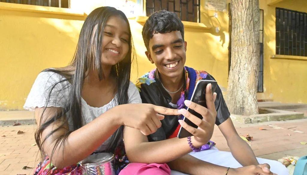 Dos estudiantes de Malambo en una imagen de archivo sobre entrega de computadores por parte de MinTIC
