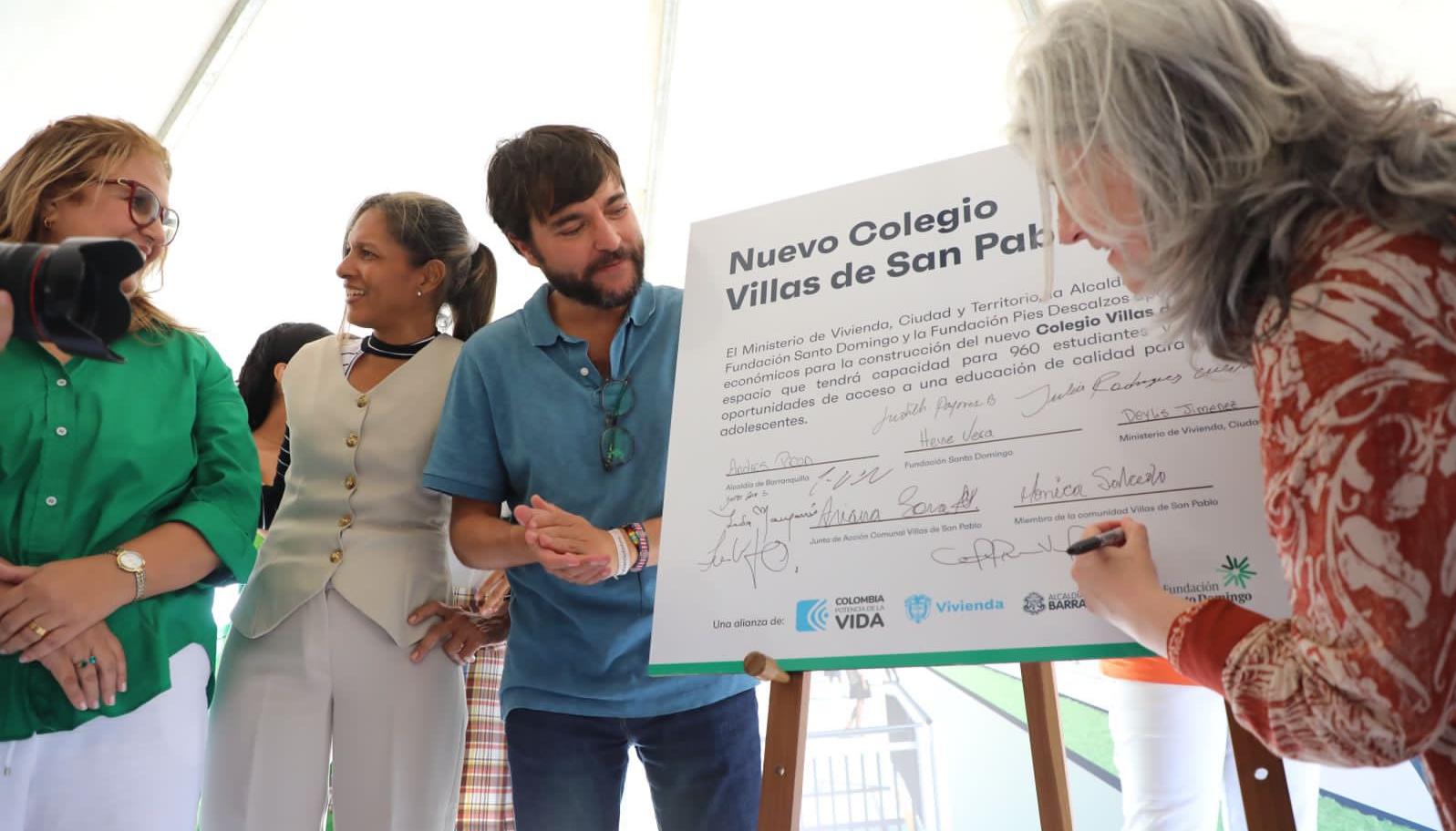 La ministra de Vivienda, Catalina Velasco, firma el convenio para el nuevo colegio en Villas de San Pablo. A su lado, el alcalde Jaime Pumarejo y la secretaria de Educación, Bibiana Rincón