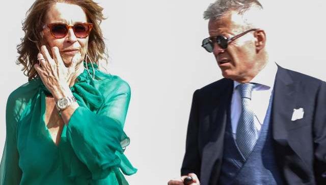 Monserrat Berrnabeu y Joan Piqué Rovira a la salida de la boda de su hijo Marc con la joven catalana María Valls