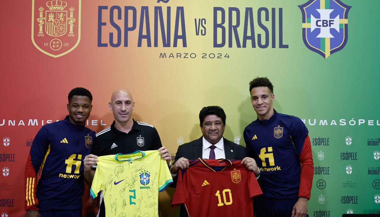 Ansu Fati, Luis Rubiales (RFEF), Ednaldo Rodrigues (CBF) y Rodrigo Morenodurante la presentación del partido entre España y Brasil.