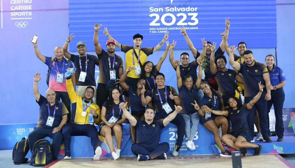 Delegación de pesas de Colombia que alcanzó 19 medallas de oro. 