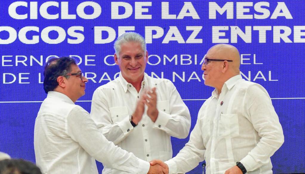 El Presidente Petro se saluda con 'Antonio García' , primer comandante del ELN. En el centro, el mandatario de Cuba, Antonio García