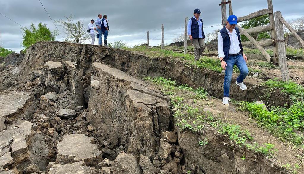 Personal de la Defensoría en la zona rural de Puerto Escondido afectada por falla geológica