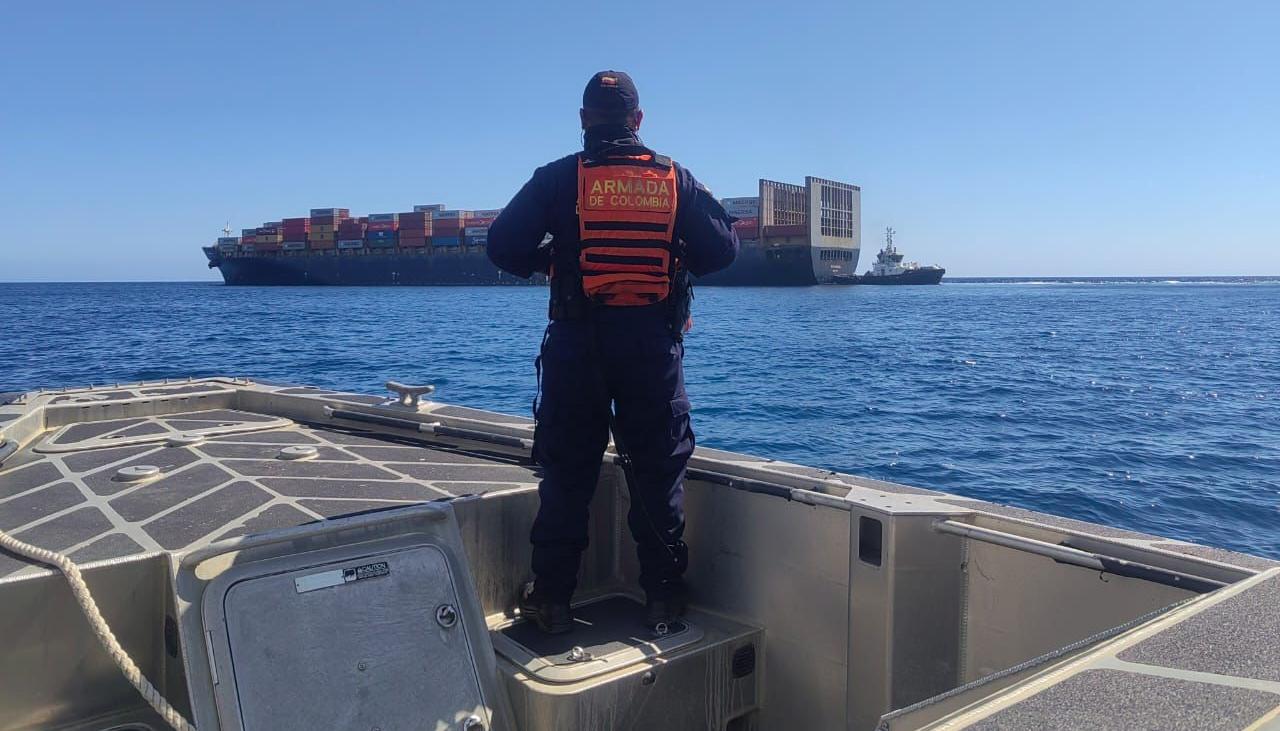 El buque ‘GSL Arcadia’ cuando era auxiliado en aguas de La Guajira.