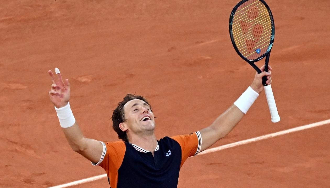 Casper Ruud celebra tras conseguir su paso a la final del Roland Garros. 