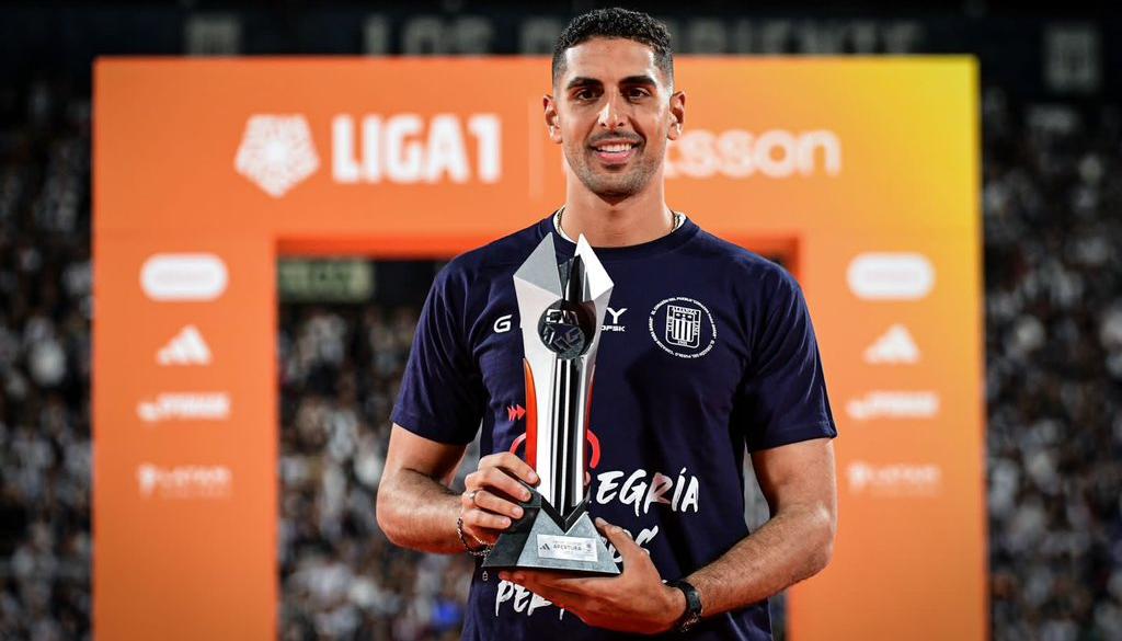 Pablo Sabbag con el trofeo que lo consagró como el mejor jugador del fútbol peruano. 