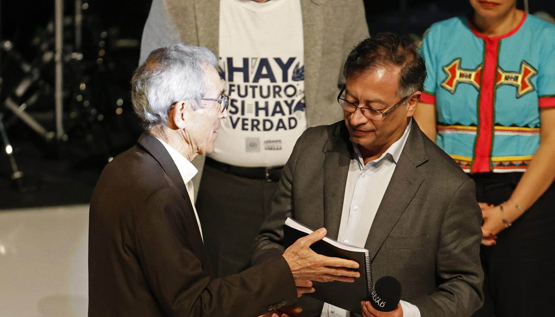 El sacerdote jesuita Francisco De Roux y Gustavo Petro