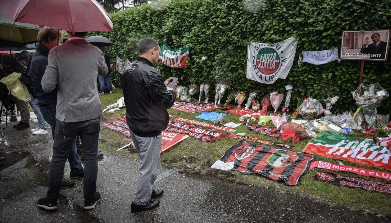 Seguidores de Silvio Berlusconi le rinden homenaje póstumo en las afueras de su mansión, en Milán. 