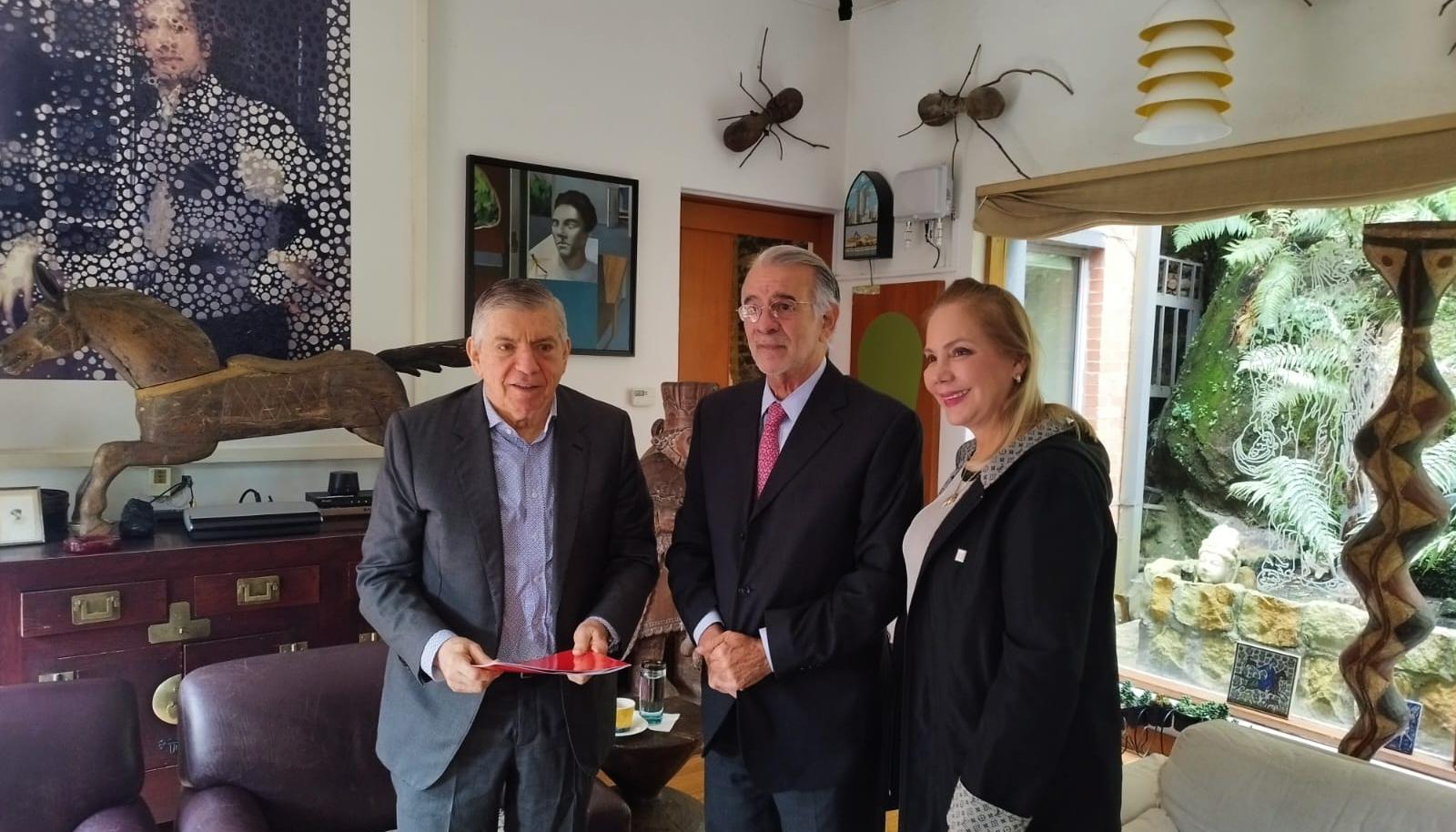 Eduardo Verano recibe de manos del presidente del Partido Liberal, César Gaviria, el aval como candidato a la Gobernación del Atlántico. Los acompaña Liliana Borrero de Verano