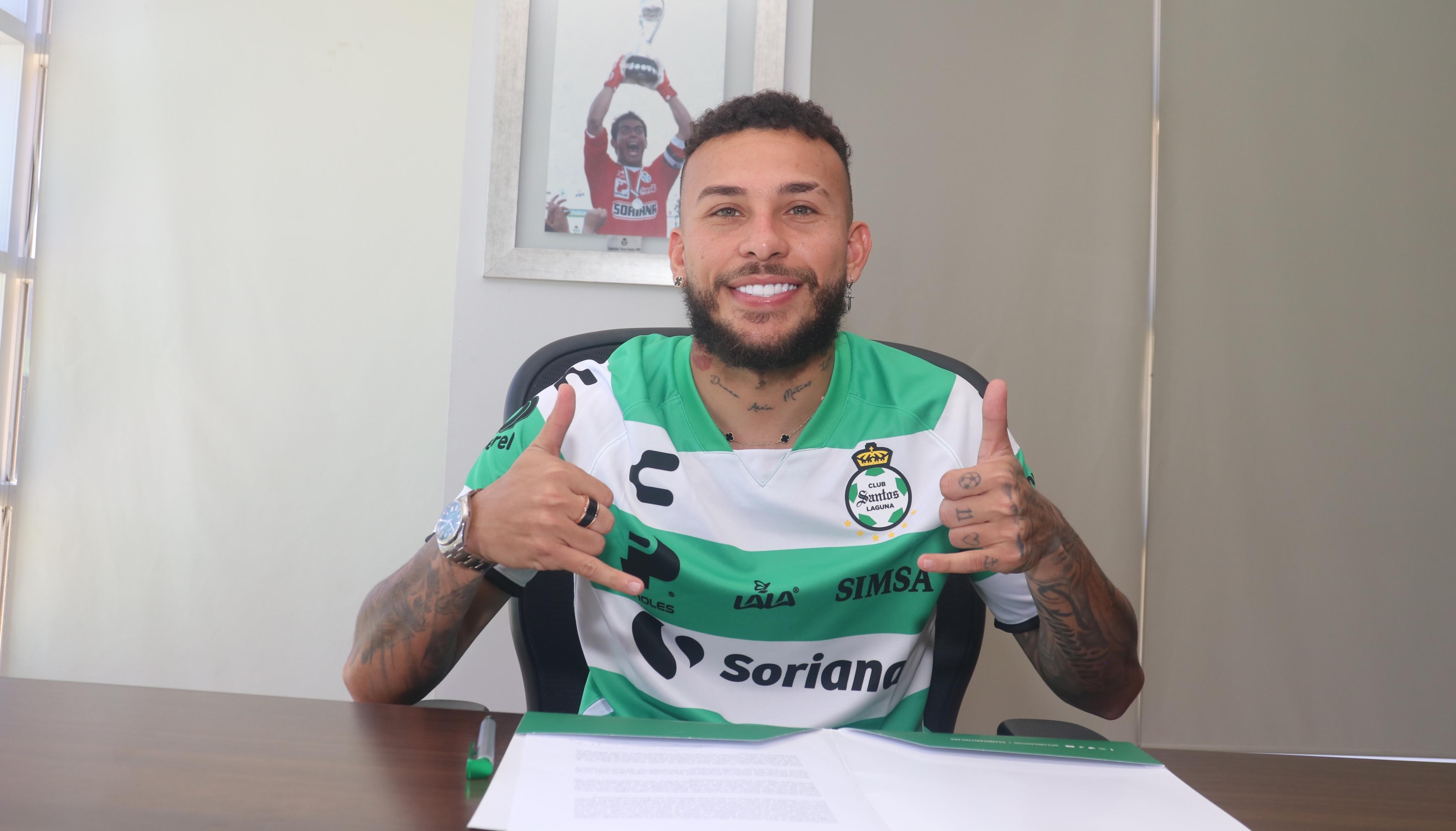 Duván Vergara tras firmar su contrato con el Santos Laguna. 