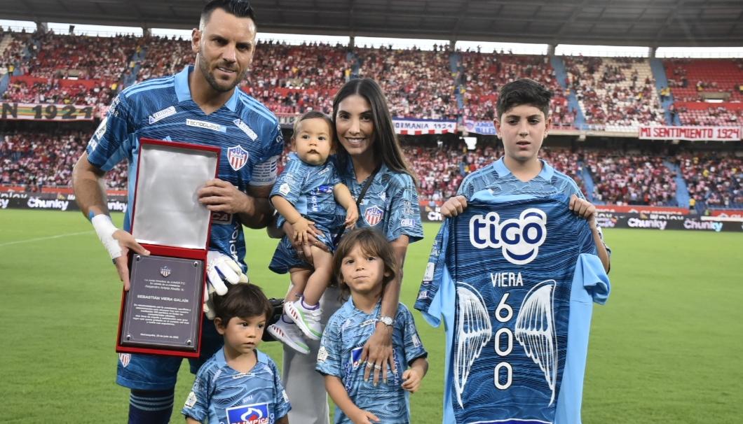 Sebastián Viera con su esposa Sara Correa y sus cuatro hijos: Máximo, Stephano, Santino y Santiago.