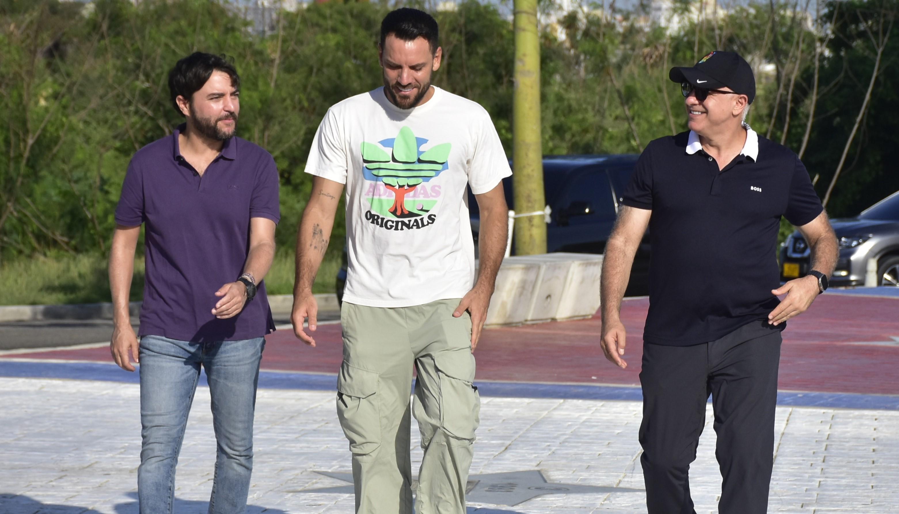 El alcalde Jaime Pumarejo, Sebastián Viera y Christian Daes. 