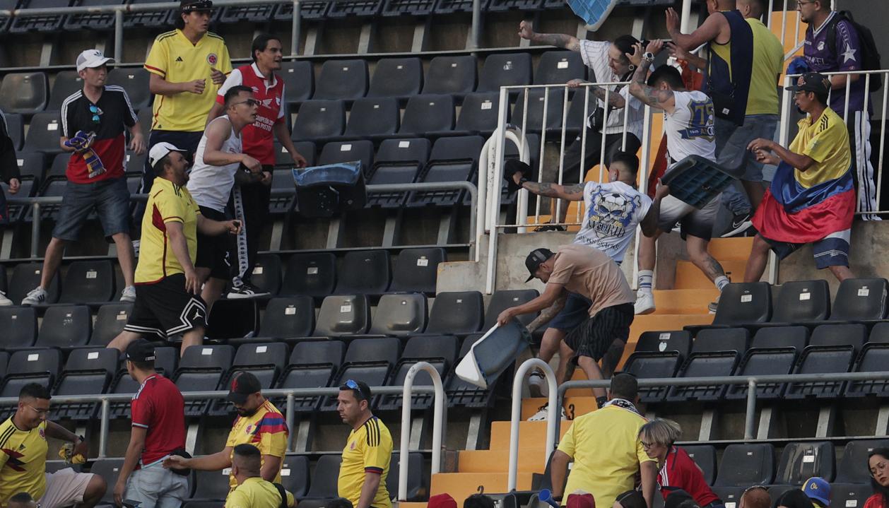 El enfrentamientos entre aficionados de la Selección Colombia en el estadio Mestalla. 