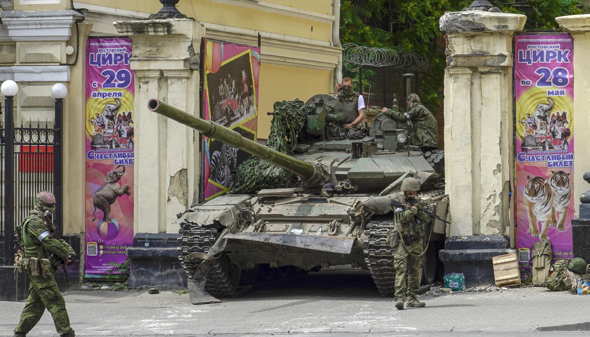 Militares montan guardia en una calle de la ciudad de Rostov, sur de Rusia, por parte del grupo Wagner