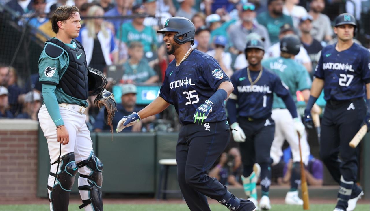 Elías Díaz llega al plato tras conectar el jonrón de dos carreras para la Liga Nacional, en el octavo inning. 