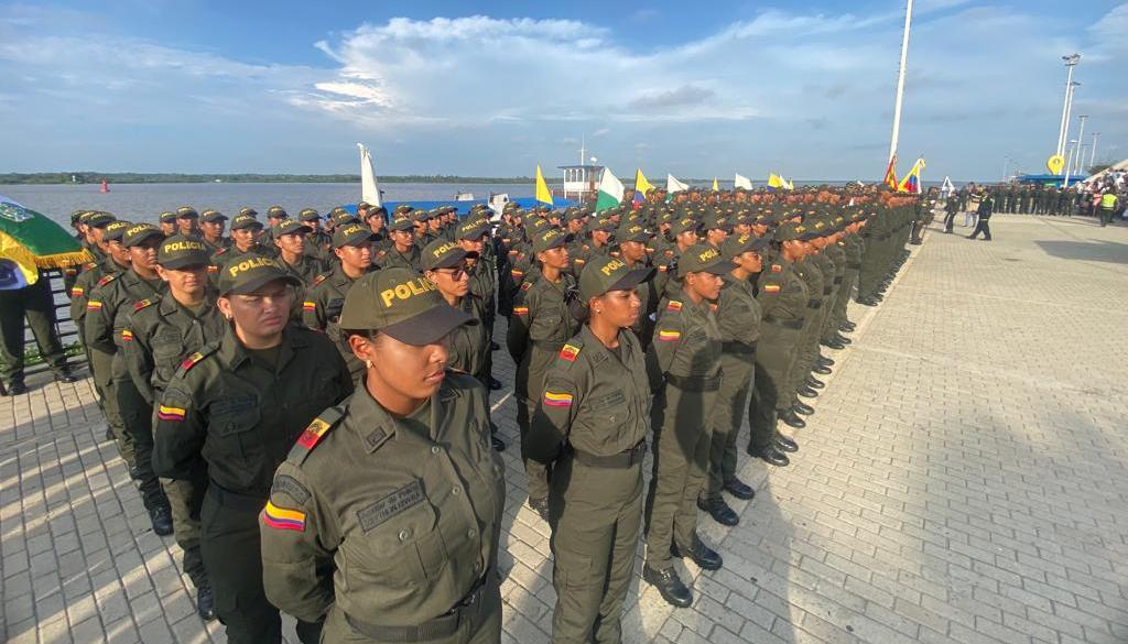 300 auxiliares de policías graduados. 