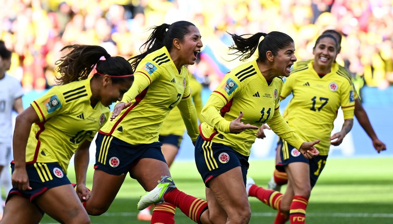 Festejo del primer gol de Colombia marcado por Catalina Usme, de pena máxima. 