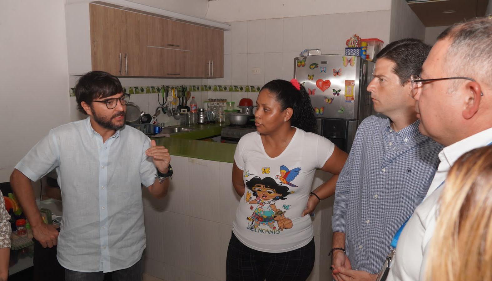 Jaime Pumarejo, alcalde de Barranquilla, conversando con los afectados.