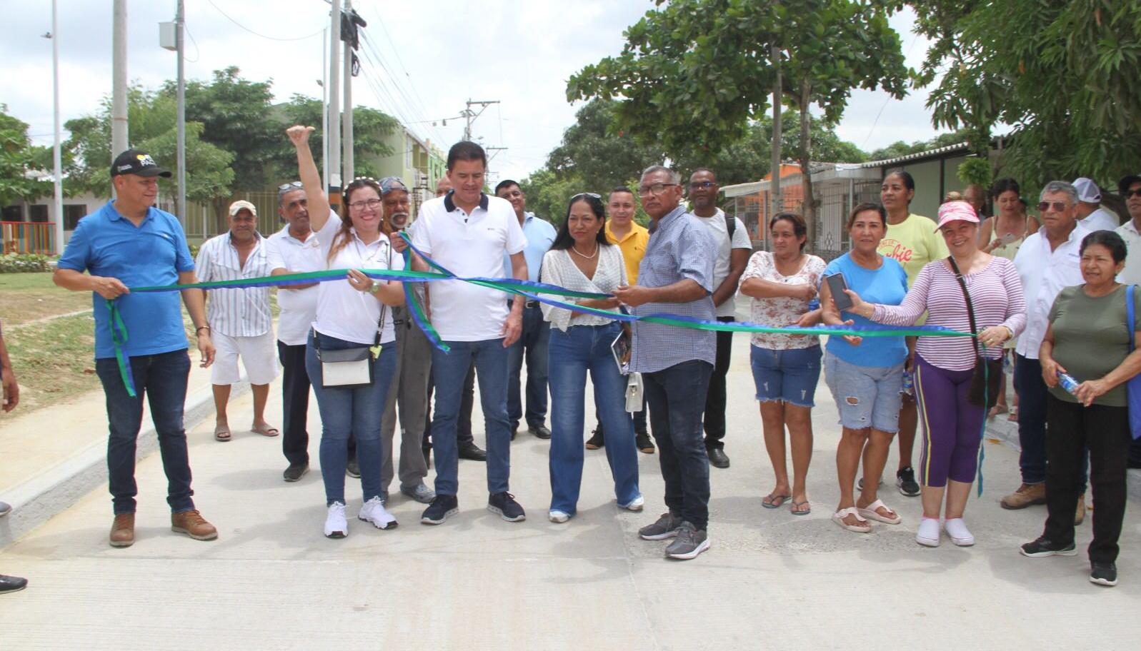 Inauguración de un tramo pavimentado entre los barrios La Viola y Las Colonias. 