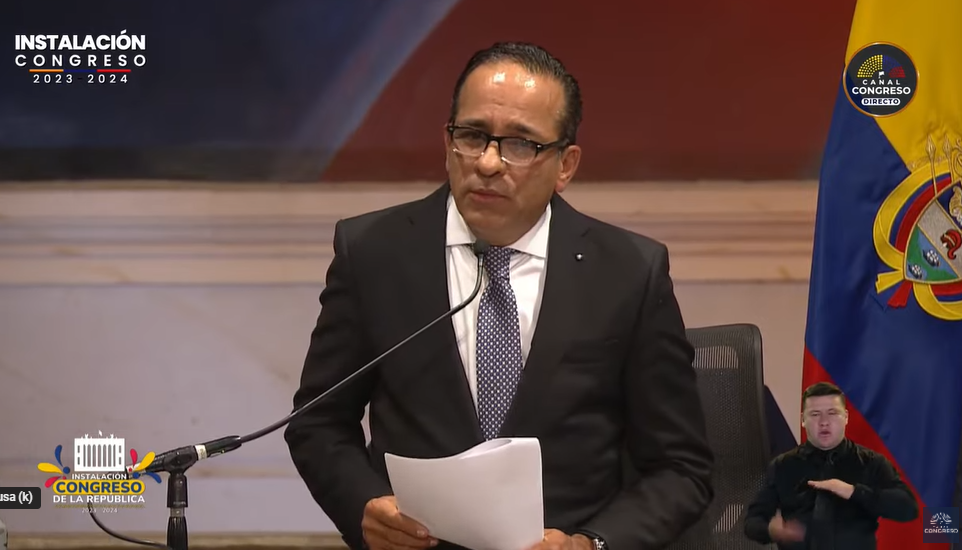 Alexander López, presidente saliendo del Congreso.
