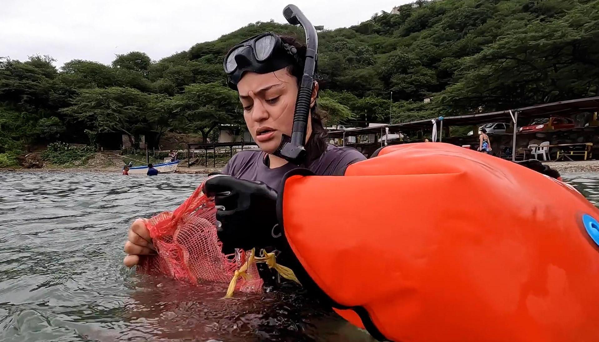 Apneísta en su labor de limpieza del mar.