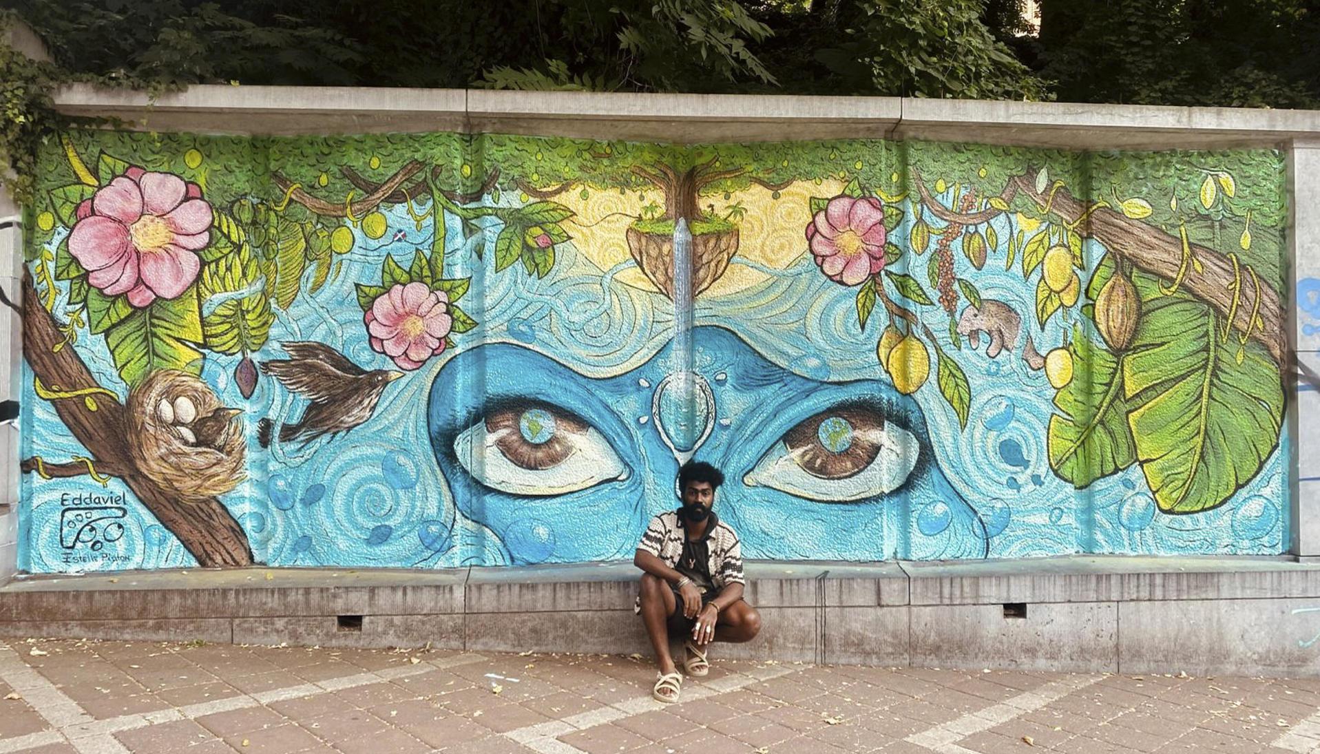 Artista en un vibrante mural en Bruselas.