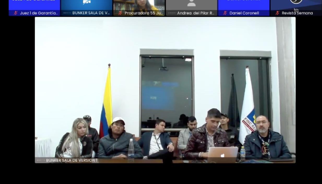 Daysuris Vásquez y Nicolás Petro en el búnker de a Fiscalía durante la audiencia que se iba a realizar esta noche. 