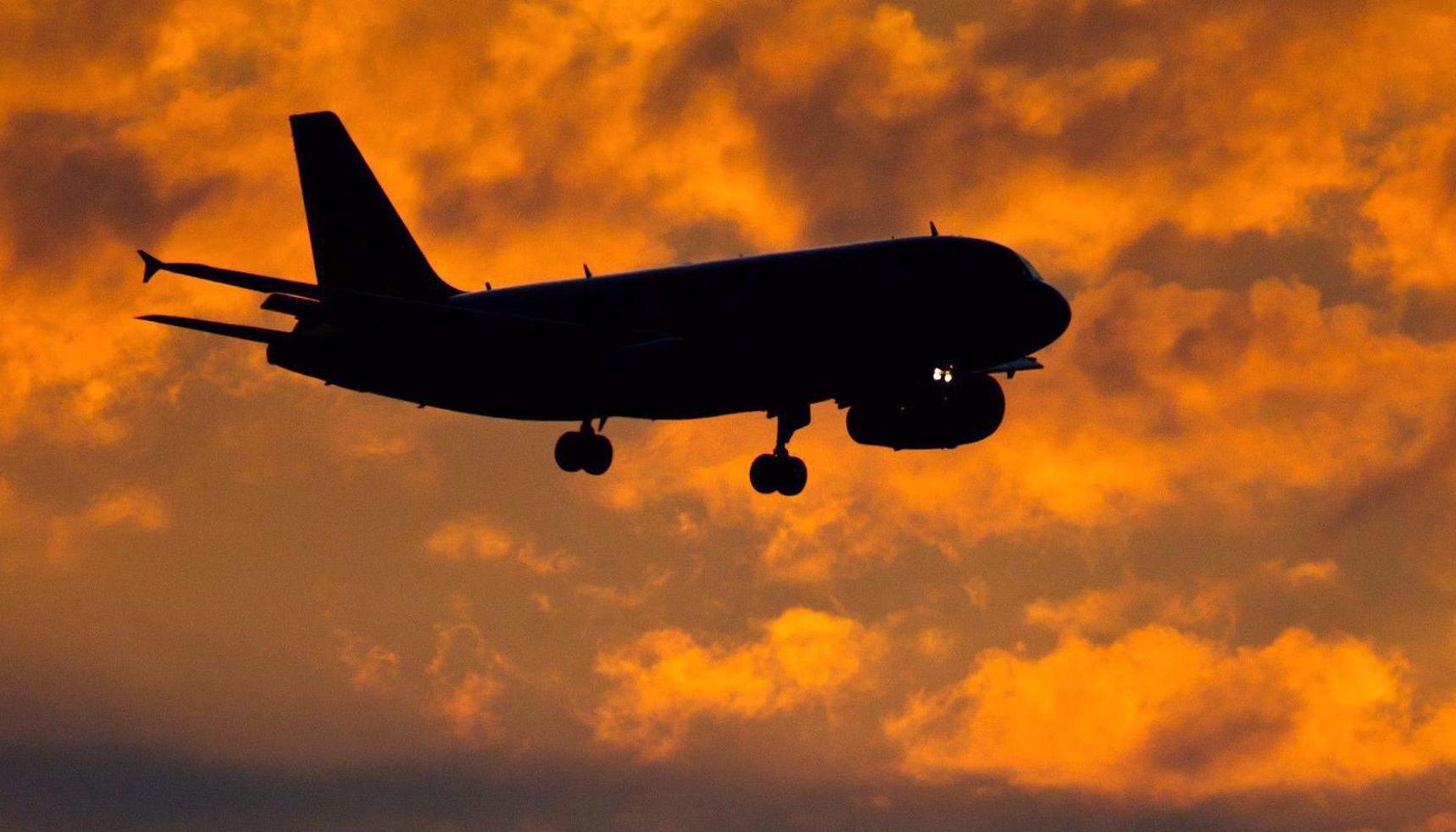 Fotografía de archivo, avión en vuelo.