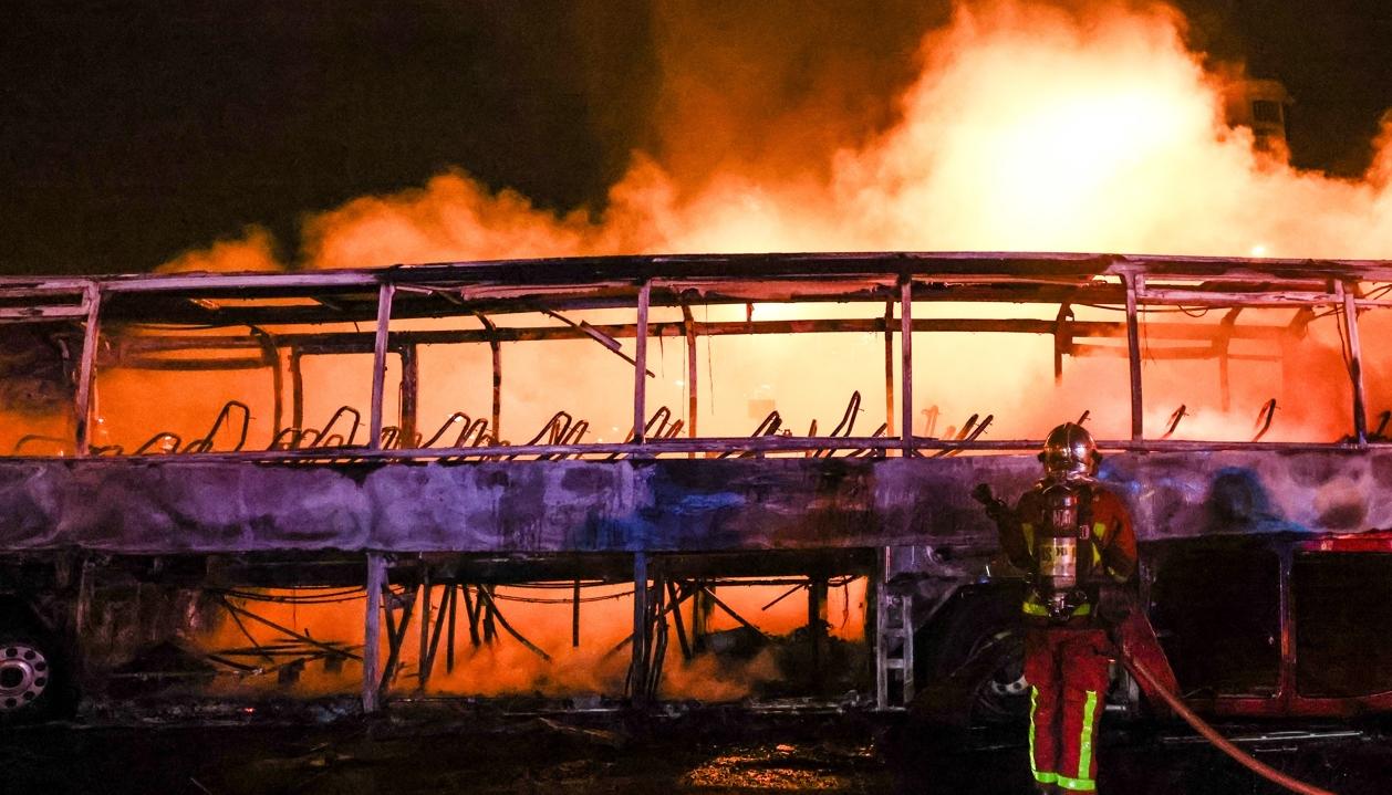 Bus incendiado en París.