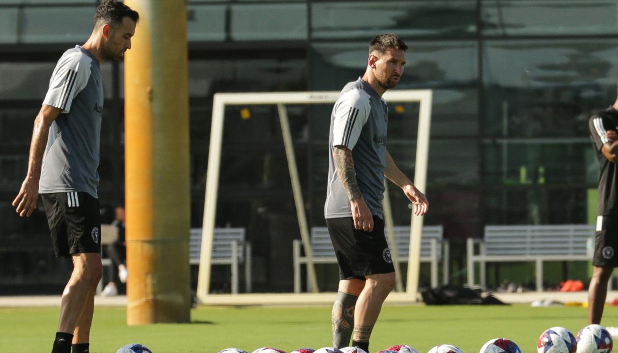Sergio Busquets y Leo Messi.