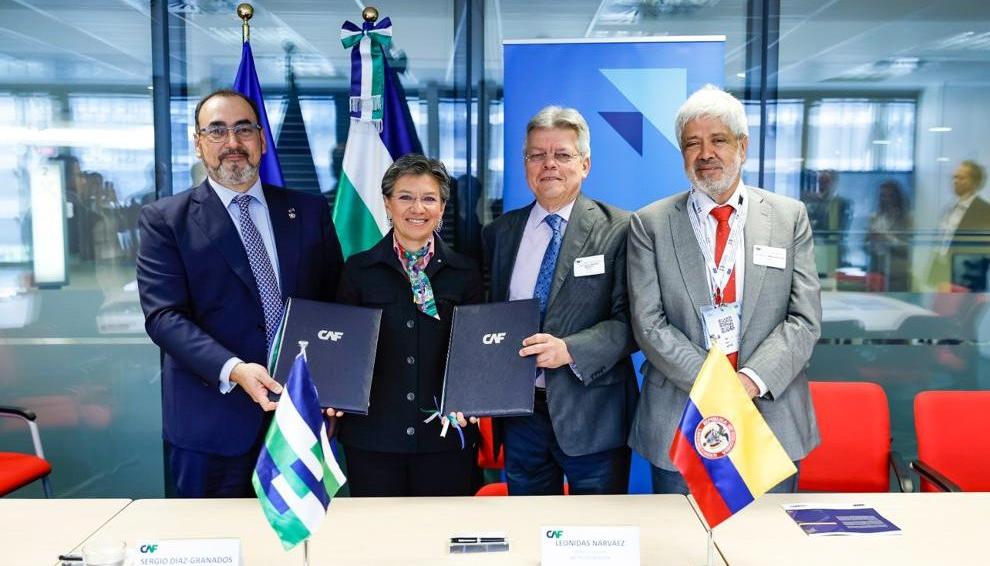 Claudia López en la firma del convenio para la línea 2 del Metro de Bogotá.