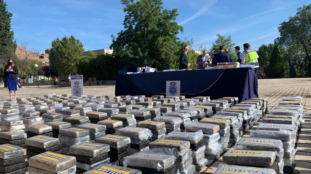 Foto referencia de paquetes de cocaína incautada. 