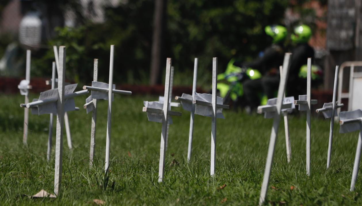 Noventa cruces blancas flanquean la entrada de Buenaventura, con los nombres de las víctimas.