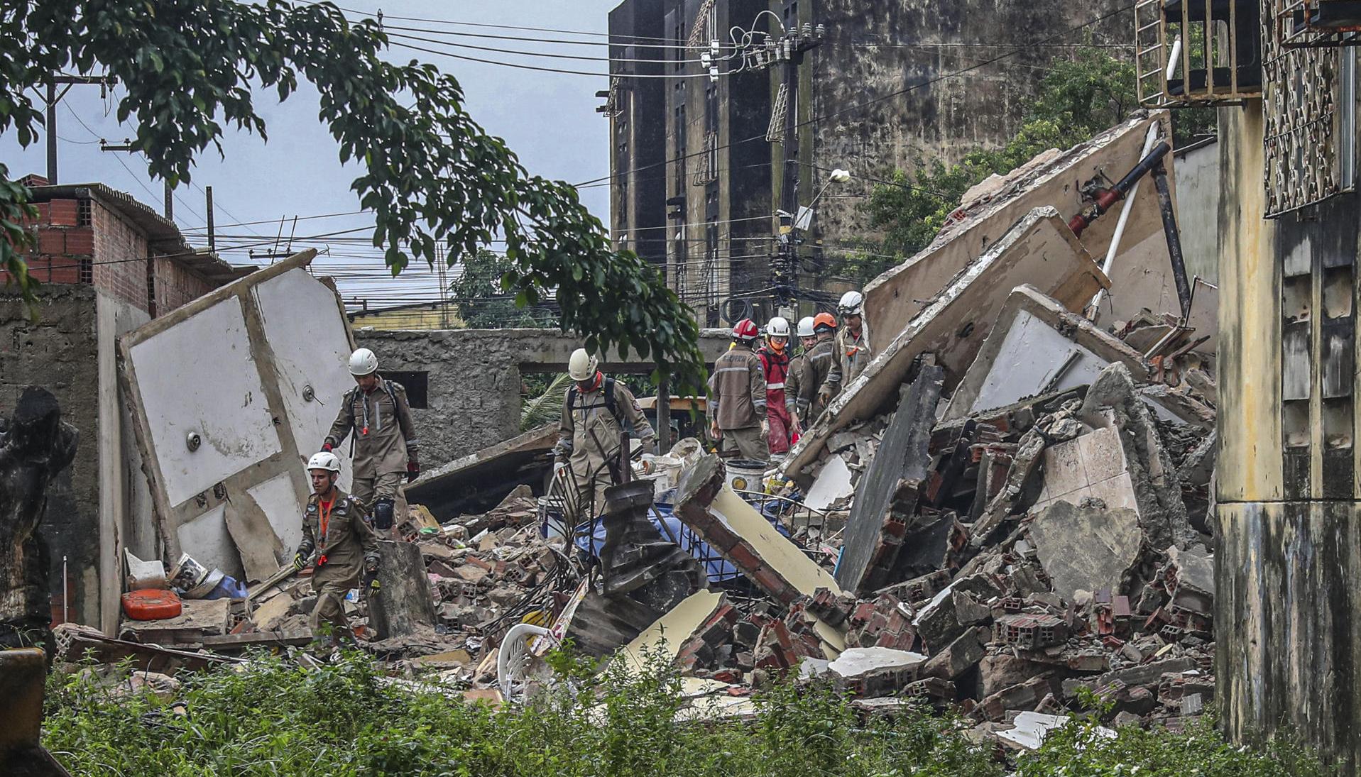 Los bomberos en el lugar de la emergencia. 