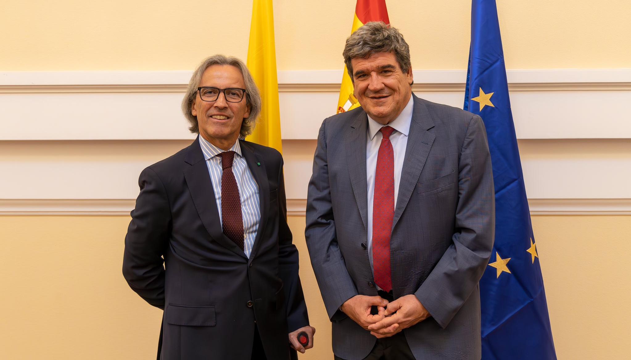 Eduardo Ávila Navarrete, embajador de Colombia en Madrid, y José Luis Escrivá, Ministro de Inclusión de España.