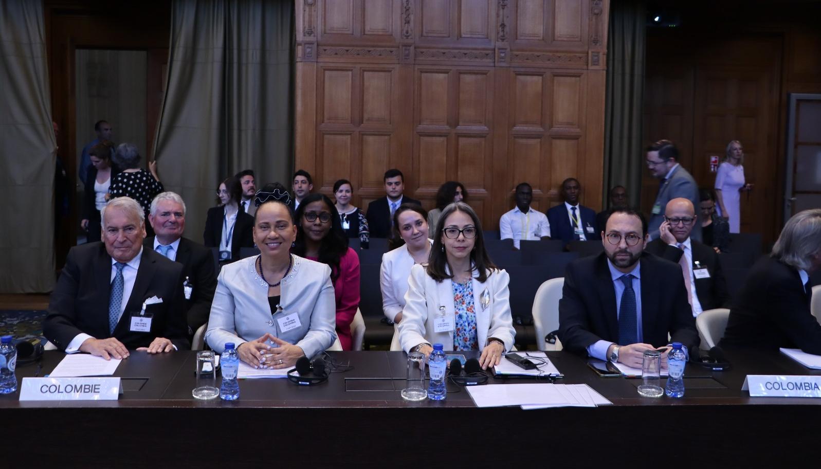 Equipo de Colombia en la Corte de La Haya.