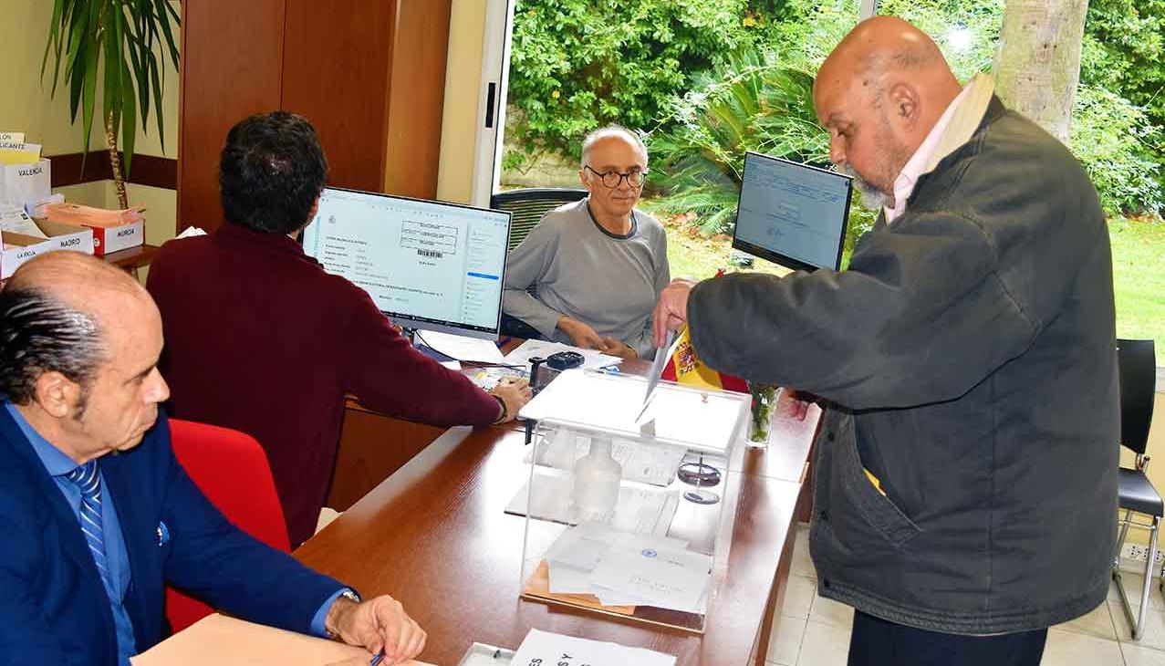 Ciudadano español votando por correo.